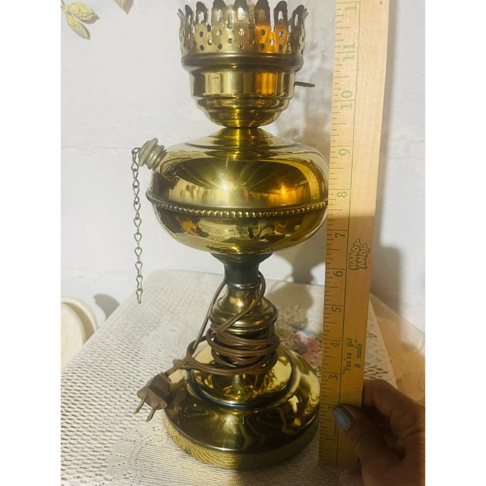 A beautiful vintage brass lamp with glass chimney, old oil lamp converted to ele - Picture 3 of 10